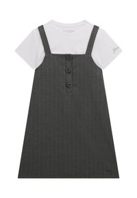 Vestito grigio a righe con bretelle, caratterizzato da tre bottoni neri sul davanti e una t-shirt bianca sotto. Dettaglio del logo discreto sulla manica.