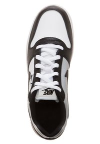 Czarno-białe sneakersy z teksturowaną skórzaną cholewką, białymi sznurowadłami, wyściółką kołnierza i brandingiem Nike na języku. Klasyczny fason low-top.