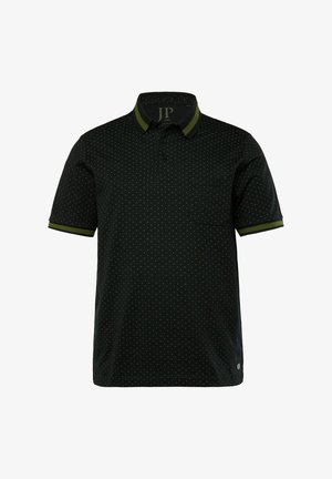 Zwarte poloshirt met groen stippenpatroon, contrasterende groene kraag en mouwafwerkingen, en een borstzak. Knopenlijst aan de voorkant.