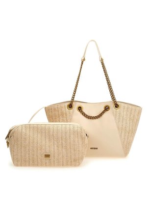 Sac à main beige à texture tressée avec des anses en chaîne dorée et une pochette zippée assortie, ornée de plaques logo "Guess" discrètes.