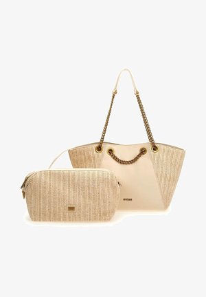 Sac à main beige à texture tressée avec des anses en chaîne dorée et une pochette zippée assortie, ornée de plaques logo "Guess" discrètes.