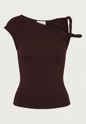 Haut sans manches ajusté de couleur brun foncé avec un décolleté asymétrique et un détail de bretelle torsadée sur une épaule, sur un fond uni.