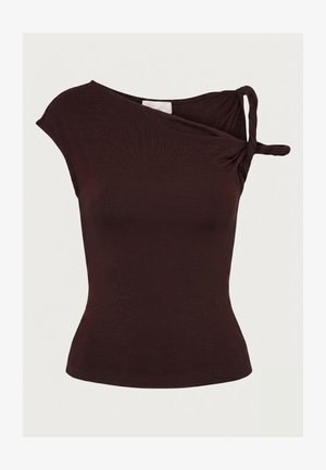 Haut sans manches ajusté de couleur brun foncé avec un décolleté asymétrique et un détail de bretelle torsadée sur une épaule, sur un fond uni.