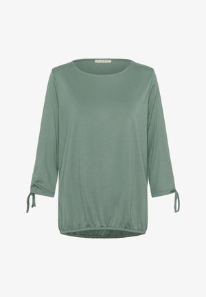 Roheline, kolmeveerandi varrukatega pehme kangast pluus, millel on nööridega varrukad ja kogutud äär, et tagada mugav sobivus.