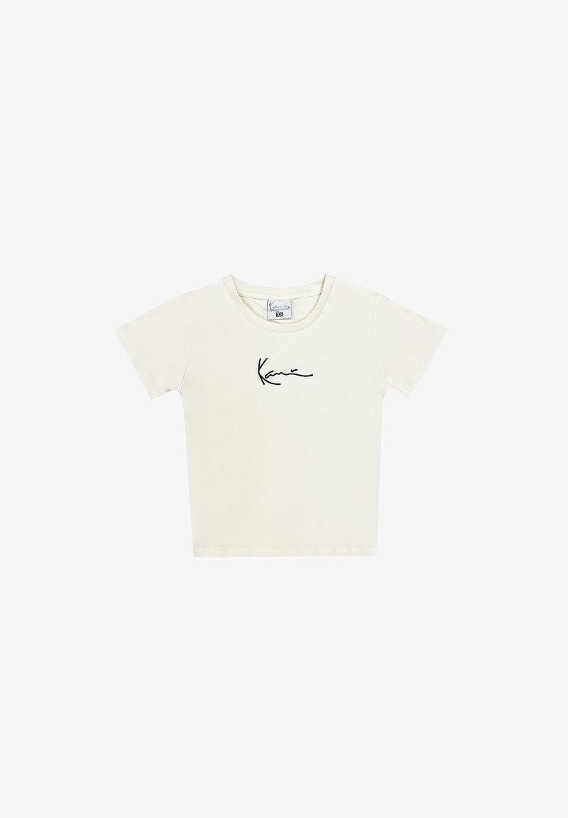 Valkoinen puuvillainen t-paita lyhyillä hihoilla, jossa on musta allekirjoituslogo vasemmalla puolella rintaa ja pyöreä kaula-aukko.