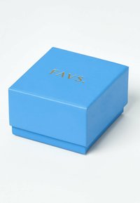 Blå rektangulær smykkeboks med en glat overflade og guldpræget tekst "FAVS." på toppen. Boksen har en sikker, hængslet lukning.