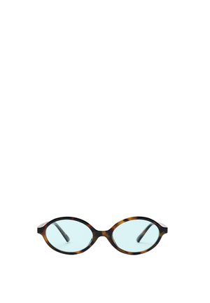 Małe owalne okulary przeciwsłoneczne z cienką oprawką w kolorze żółwia i jasnoniebieskimi przyciemnianymi soczewkami, widziane z przodu na białym tle.