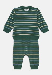 Green baby outfit with long-sleeve top and pants, featuring horizontal stripes in beige and blue and ribbed cuffs at sleeves and ankles.