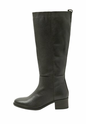 Botte noire en cuir montée jusqu'au genou avec petit talon bloc et bout arrondi, vue de côté sur fond blanc.