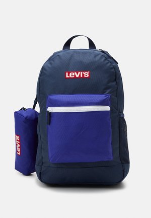 Mochila azul-marinho com um logótipo vermelho da Levi's, apresenta um grande bolso frontal roxo com um fecho branco, feita de tecido resistente, inclui um bolso lateral em rede.