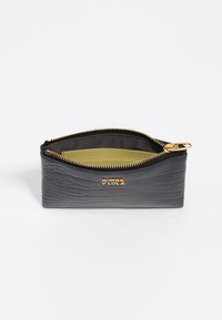 Funda de piel con estampado de cocodrilo en color gris, con una cremallera dorada, que cuenta con un interior de color verde claro en contraste y una marca en relieve en la parte frontal.