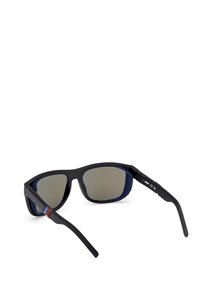 Occhiali da sole sportivi neri con lenti grigie, dettagli in gomma blu e paraocchi testurizzati. Presentano un design elegante e aerodinamico con aste dritte.