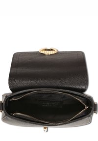 Zwarte leren handtas met een gestructureerde klep open, die het hoofdcompartiment en het binnenvak met rits toont, afgewerkt met gouden hardware.