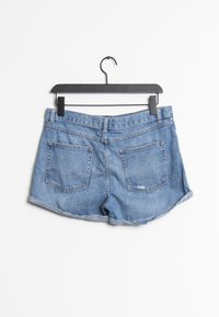 Džínové šortky světle modré barvy. Mají ohrnutý lem, dvě zadní kapsy a standardní pas. Na zavěšení je připevněn poutko pro vystavení.