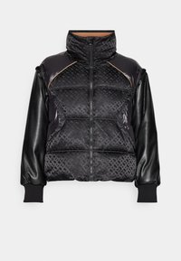 Schwarze Steppjacke mit gepolsterter Vorderseite, Lederärmeln, hohem Kragen und Reißverschluss. Verfügt über ein geometrisches Muster am Oberkörper und gerippte Bündchen.