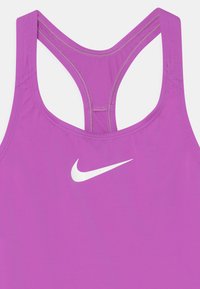 Débardeur de sport violet avec un design dos nageur. Présente un logo Nike blanc sur le devant et une texture de tissu lisse et extensible.