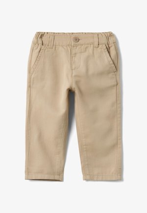 Pantalones beige para niño pequeño con cintura elástica, cierre de botón, trabillas para cinturón y bolsillos frontales inclinados, hechos de tela suave.
