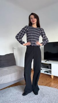 Πουκάμισο με μακριά μανίκια σε σκούρο μπλε και λευκό, σετ με μαύρο παντελόνι φαρδιάς γραμμής. Ομαλό ύφασμα, μαζεμένα μανίκια και άνετη εφαρμογή.