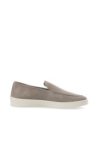 Grå ruskinds slip-on sko med en lav profil hvid gummisål. Har en glat overflade og minimalistisk design uden yderligere detaljer.