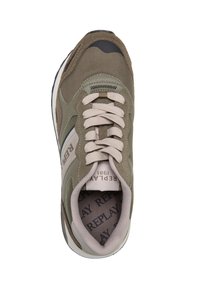 Vue de dessus d'une basket beige et vert olive avec des lacets beiges et le texte "REPLAY 1981" sur la languette et la semelle intérieure.