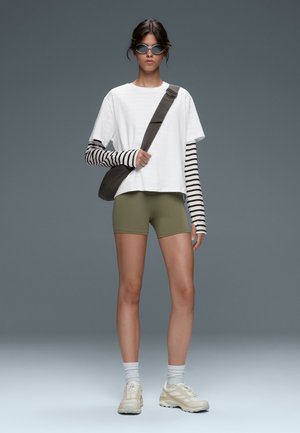 OYSHO, COMFORTLUX HIGH-RISE 10CM HOT PANTS  31243226 - Short - dark khaki
