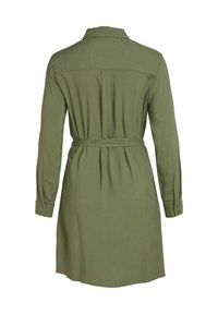 Olivgrön skjortklänning med bältesmidja, långa ärmar, knäppbara manschetter och en ryggok. Tillverkad av mjukt material med en slät textur.