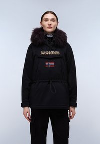 Sort isoleret parka med en faux fur hætte, der har en frontlomme, justerbar talje og et norsk flag-patch på brystet.