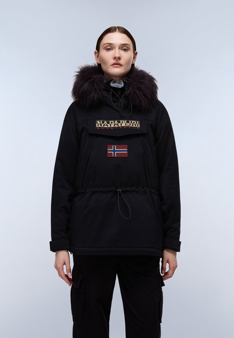 Sort isoleret parka med en faux fur hætte, der har en frontlomme, justerbar talje og et norsk flag-patch på brystet.