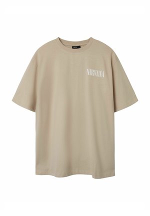 Beige Baumwoll-T-Shirt mit kurzen Ärmeln und Rundhalsausschnitt, mit dem Wort "NIRVANA" in Weiß auf der linken Brustseite bedruckt.