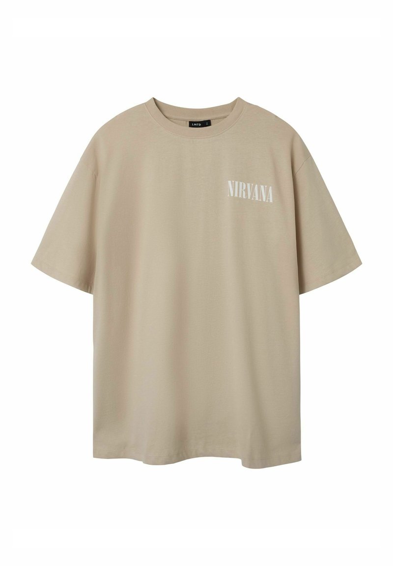 Camiseta de algodón beige con mangas cortas y cuello redondo, que presenta la palabra "NIRVANA" impresa en blanco en la parte izquierda del pecho.