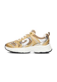 Gouden en zilveren sport sneakers met meshpanelen, witte veters, een dikke witte zool en getextureerde accenten aan de zijkanten en hielen.