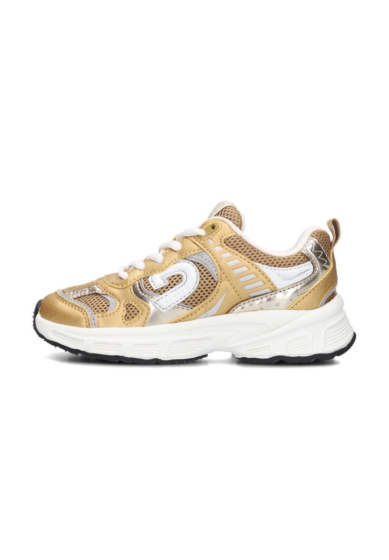 Gouden en zilveren sport sneakers met meshpanelen, witte veters, een dikke witte zool en getextureerde accenten aan de zijkanten en hielen.