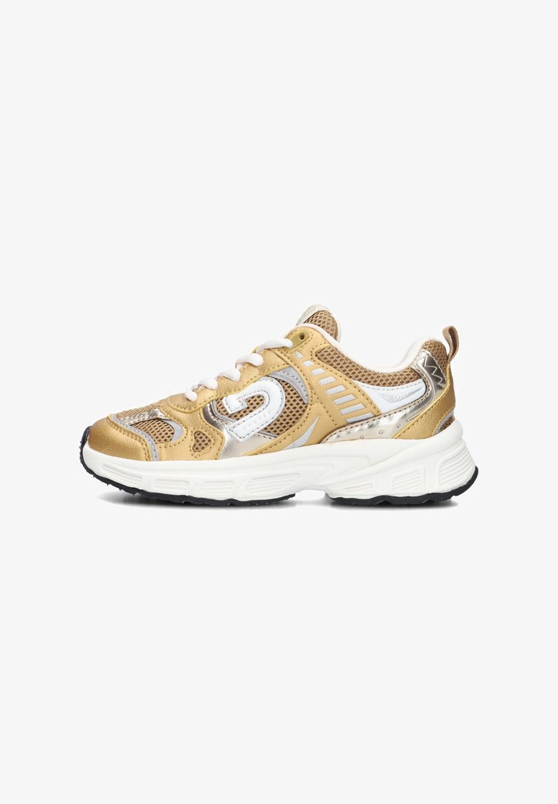 Gouden en zilveren sport sneakers met meshpanelen, witte veters, een dikke witte zool en getextureerde accenten aan de zijkanten en hielen.