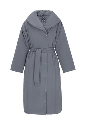 Dlouhý šedý péřový kabát s širokým límcem, velkými knoflíky a látkovým páskem v pase. Má pohodlný střih a délku do poloviny stehen.