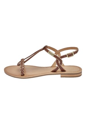 Sandal in pelle marrone con fascetta intrecciata sul dito e design a incrocio alla caviglia. Presenta una suola piatta e chiusura con fibbia regolabile. Stile minimalista.