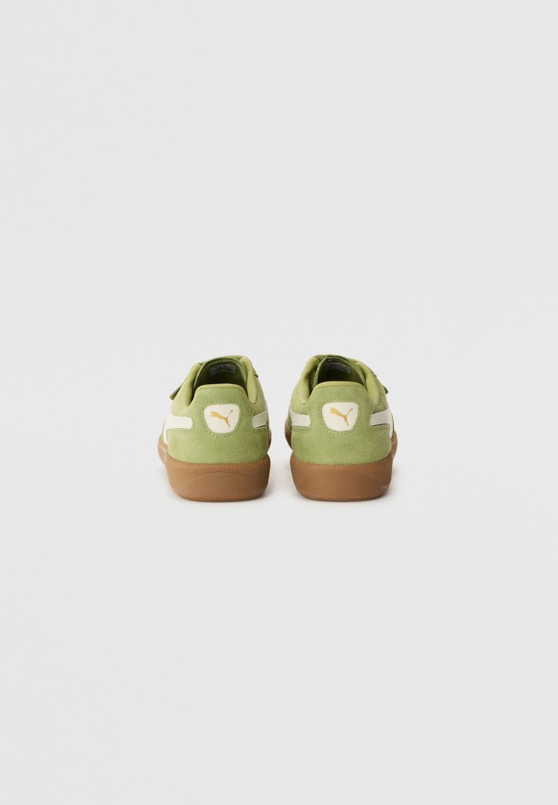 Sneakers in suede verde con accenti bianchi, dotati di un tallone rotondo e una suola in gomma. Logo presente sul retro di ciascun scarpa.