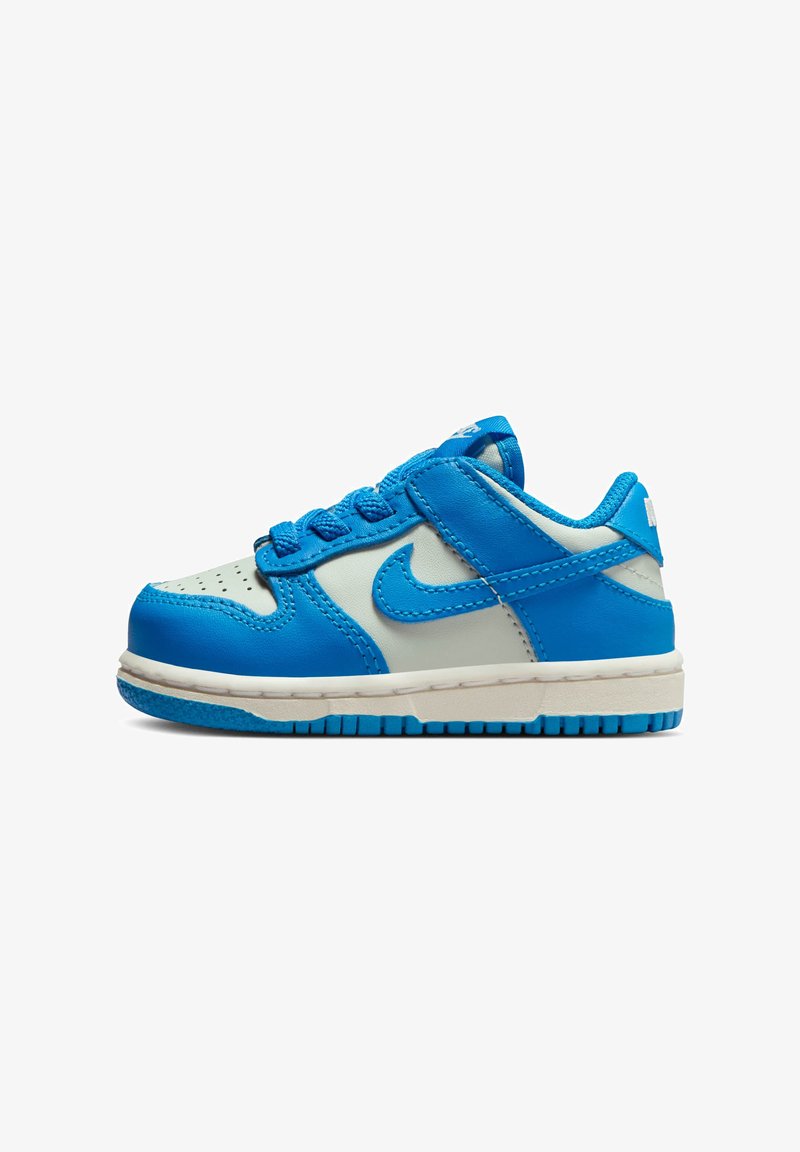 Nike Dunk Low -kengät, joissa on sininen nahka päällä, vaaleanharmaita yksityiskohtia, pyöreä varvas, nauhakiinnitys ja teksturoitu kumipohja.