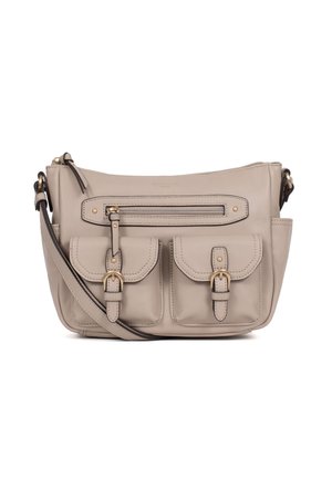 Beige leren crossbodytas met verstelbare riem, voorvak met ritssluiting en twee klepzakken met gesp sluitingen.