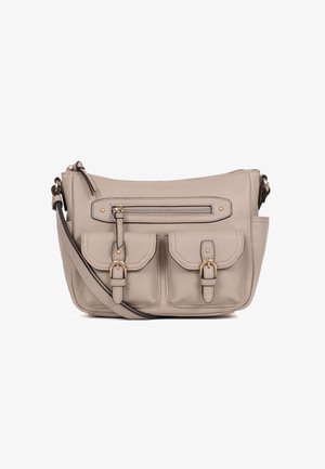Beige leren crossbodytas met verstelbare riem, voorvak met ritssluiting en twee klepzakken met gesp sluitingen.