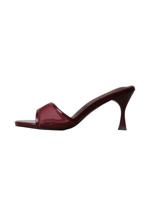 Mule à bout ouvert rouge foncé brillant avec un talon stiletto incurvé de hauteur moyenne et une large bride sur le devant du pied.