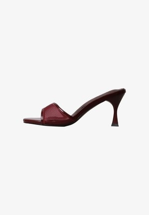 Glanzende donkerrode open-te mule met een gebogen naaldhak van middelhoogte en een brede band over de voorvoet.