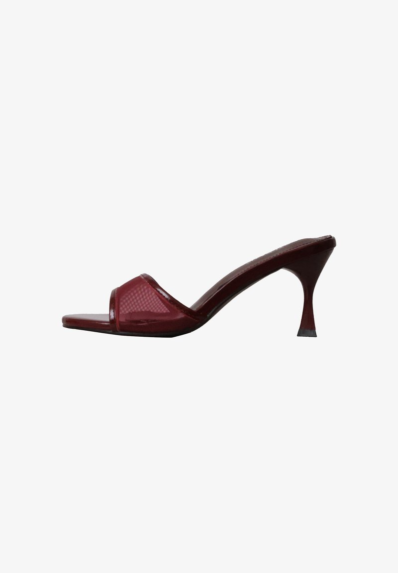 Mule à bout ouvert rouge foncé brillant avec un talon stiletto incurvé de hauteur moyenne et une large bride sur le devant du pied.