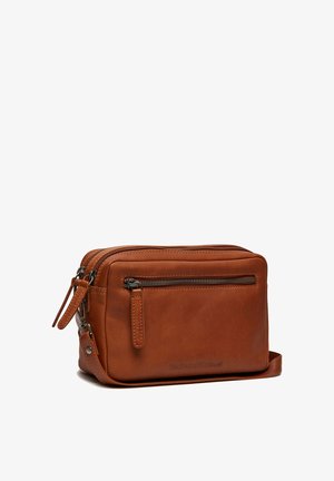Bolso bandolera de cuero marrón con bolsillo frontal con cremallera y correa ajustable sobre fondo blanco.