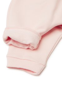 Světle růžový rukáv mikiny vyrobený z měkké směsi bavlny s fleece vzhledem uvnitř. Obsahuje žebrovanou strukturu a prošívané detaily na okraji.