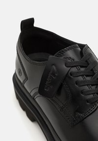 Clarks BADELL - Snøresko - black