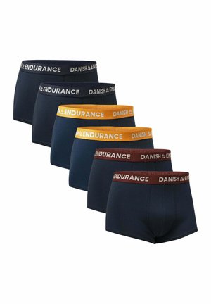 Fünf Paare Herren-Boxershorts in Dunkelblau, Orange und Braun. Jedes mit elastischem Bund, der das Branding "DANISH ENDURANCE" trägt.