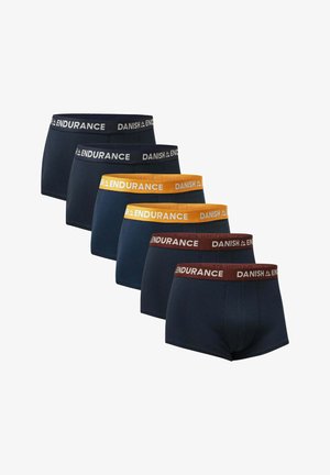 Cinco pares de bóxers para hombre en azul oscuro, naranja y marrón. Cada uno con cinturillas elásticas que presentan la marca "DANISH ENDURANCE".
