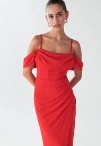 Rotes schulterfreies Kleid aus glattem Stoff, mit tailliertem Oberteil, drapiertem Rock und dünnen Trägern mit plissierten Details.