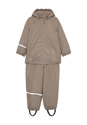 Completo antipioggia per bambini color tortora con giacca e pantaloni, cappuccio, polsini elasticizzati, riflettori argentati su maniche e pantaloni e cinturini neri per i piedi.