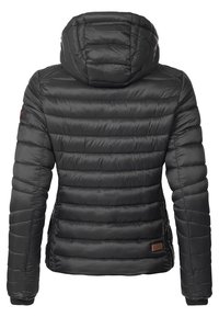 Zwarte gewatteerde jas met een capuchon, kenmerkend door verticale naden, elastische manchetten en een klein logo-patch op de mouw. Glad, glanzend textuur.